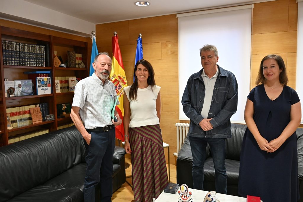 A conselleira María M. Allegue mantén un encontro de traballo co alcalde de Beariz