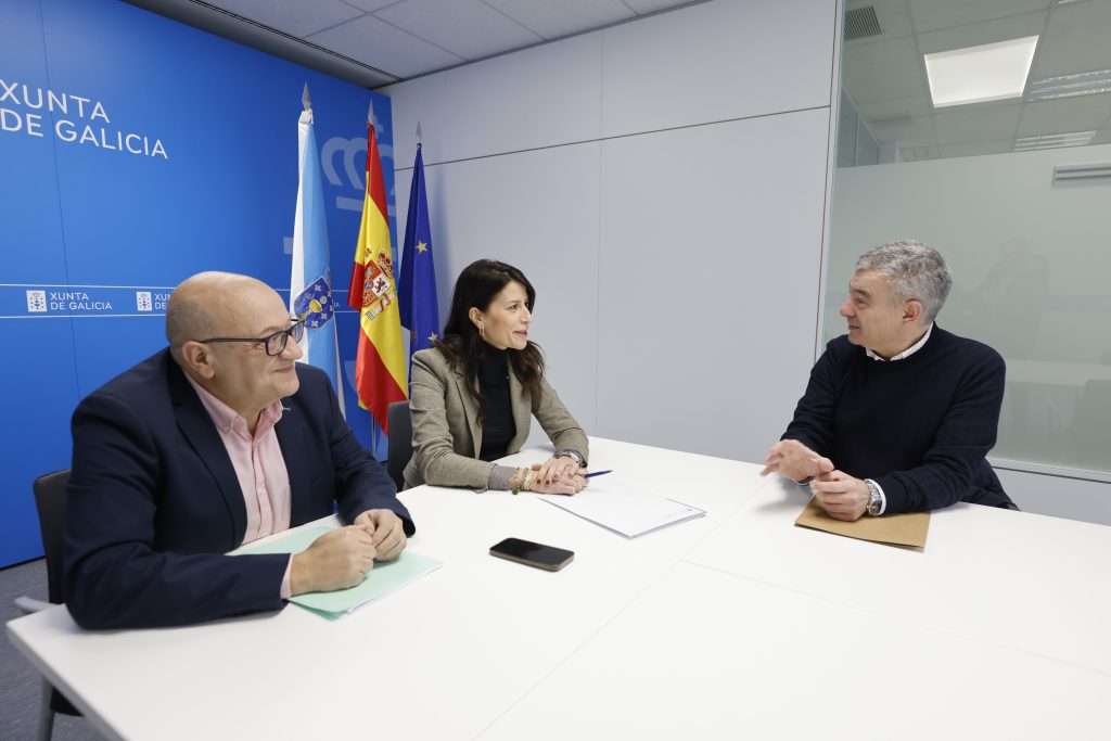 A conselleira Allegue mantén unha reunión de traballo co alcalde de Dozón