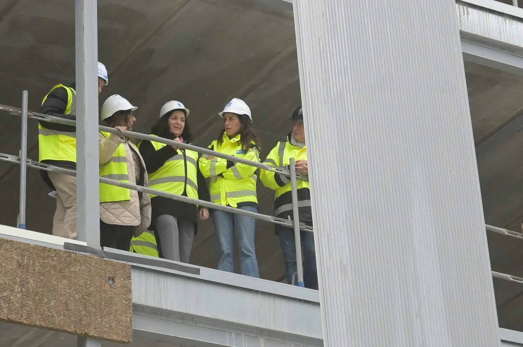 Allegue supervisa na Coruña a instalación de fachadas industrializadas nun inmoble de 40 vivendas, que se sortearán en xaneiro