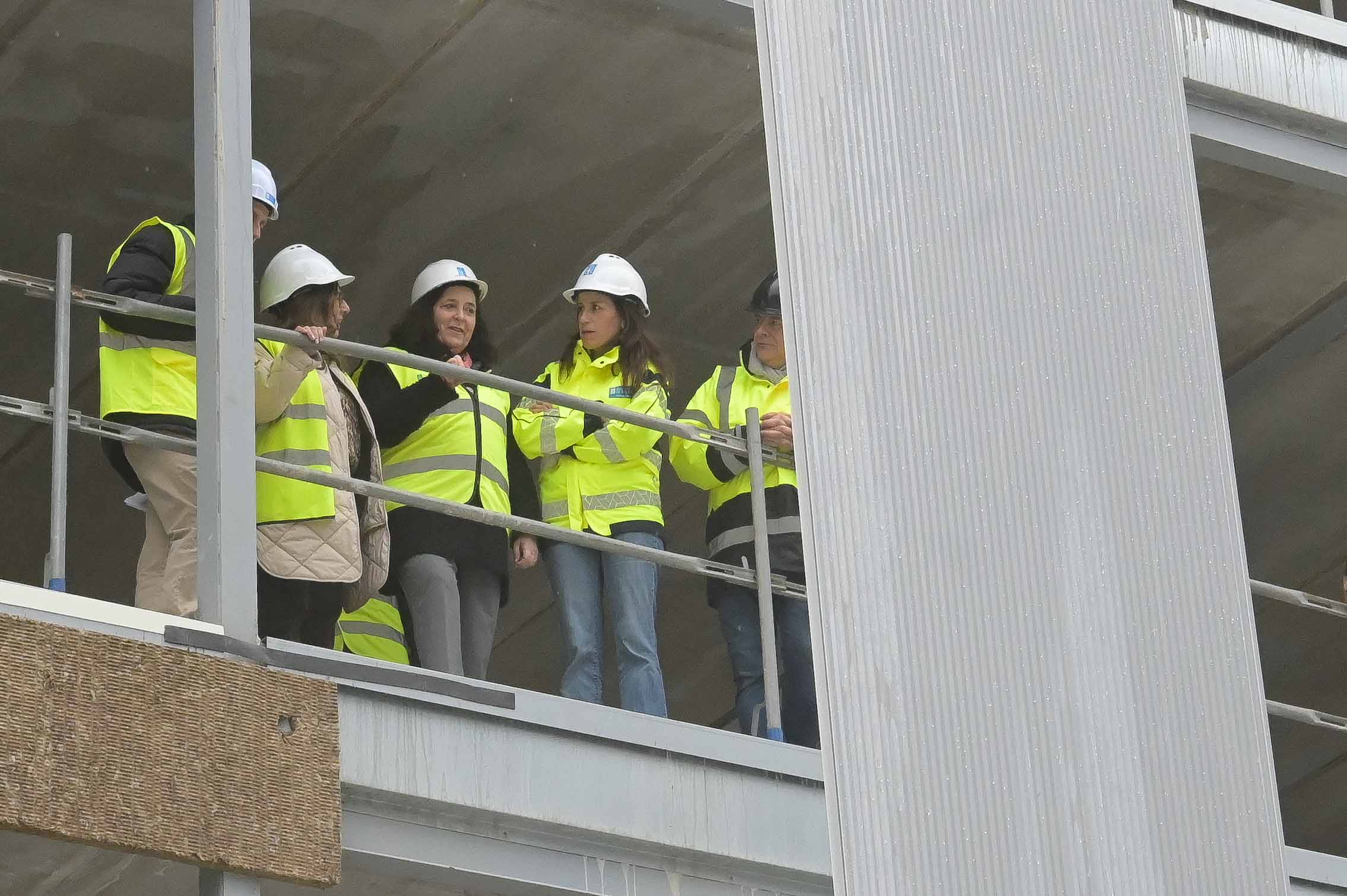 Allegue supervisa na Coruña a instalación de fachadas industrializadas nun inmoble de 40 vivendas, que se sortearán en xaneiro