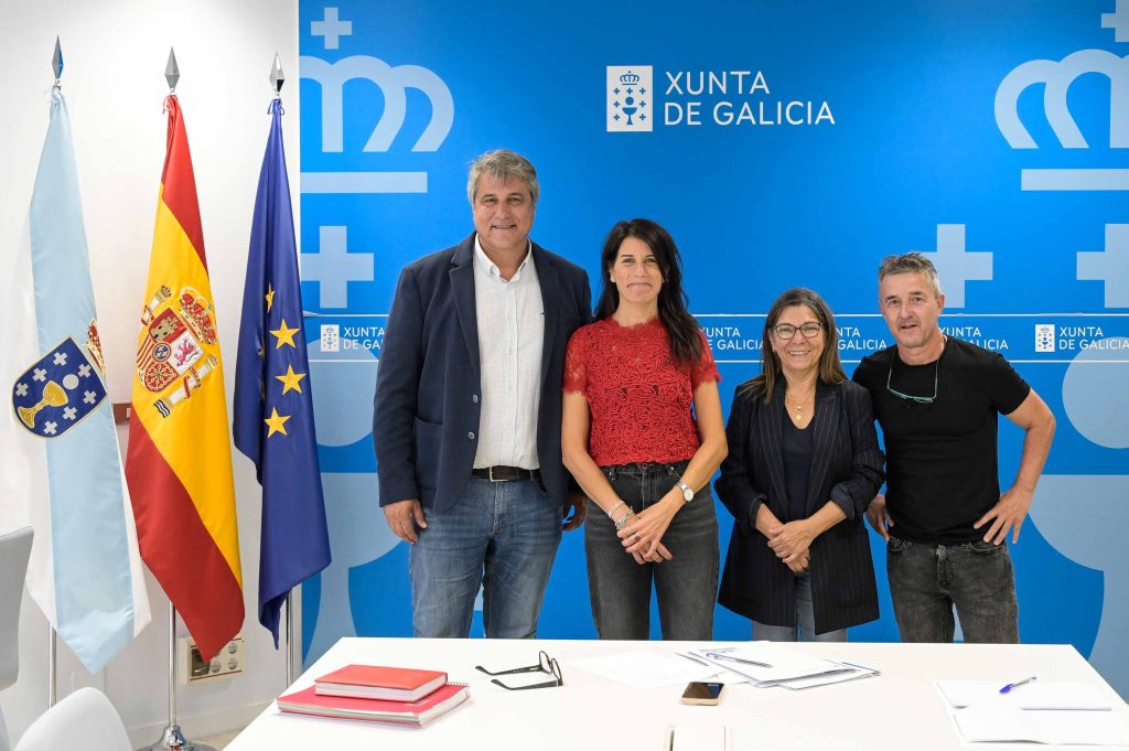 A conselleira María Martínez Allegue mantén unha reunión de traballo co alcalde de Corcubión