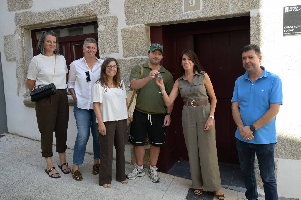A Xunta entrega en alugueiro unha nova vivenda pública no centro histórico de Betanzos, froito dunha rehabilitación do Plan Rexurbe