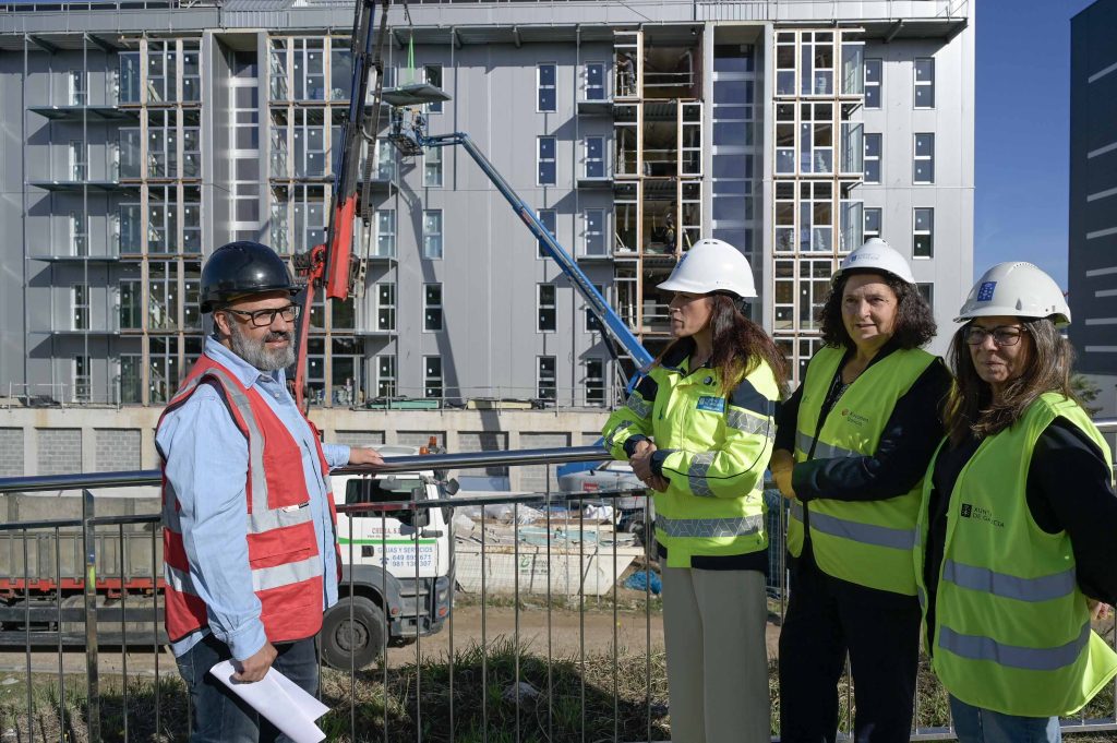 Allegue supervisa a instalación dos balcóns con técnicas industrializadas na promoción de 40 vivendas públicas de Xuxán, na Coruña