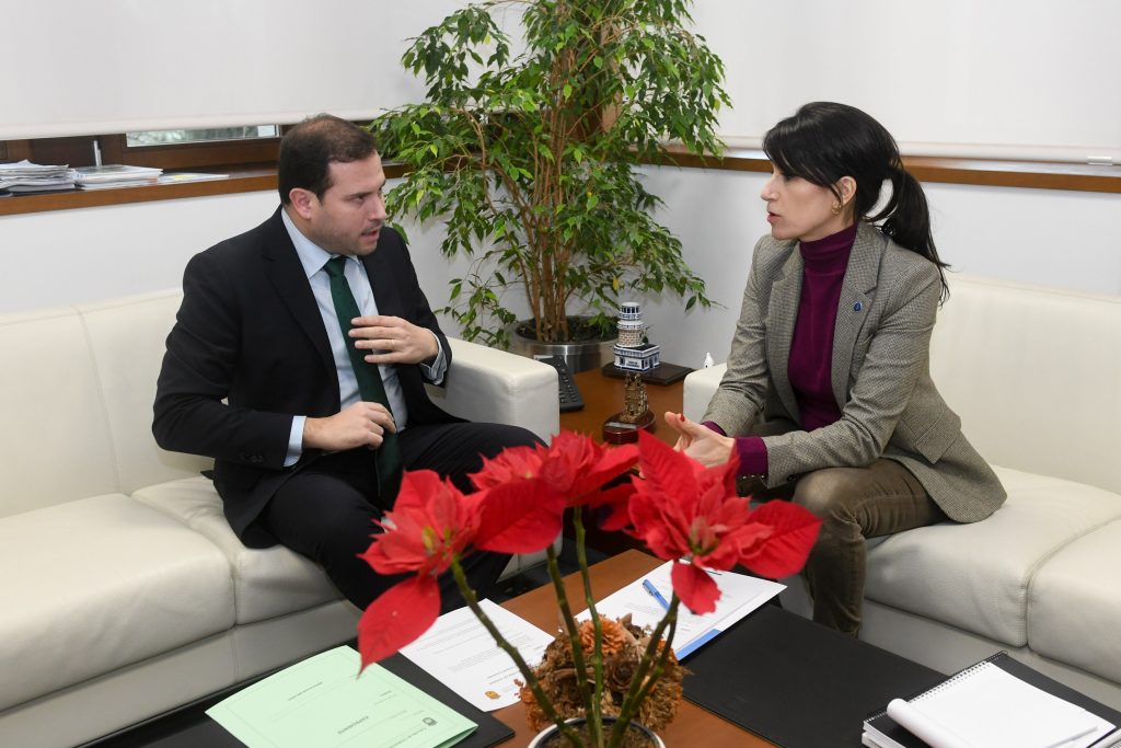 A conselleira María M. Allegue mantén un encontro de traballo co alcalde de Cerdedo-Cotobade