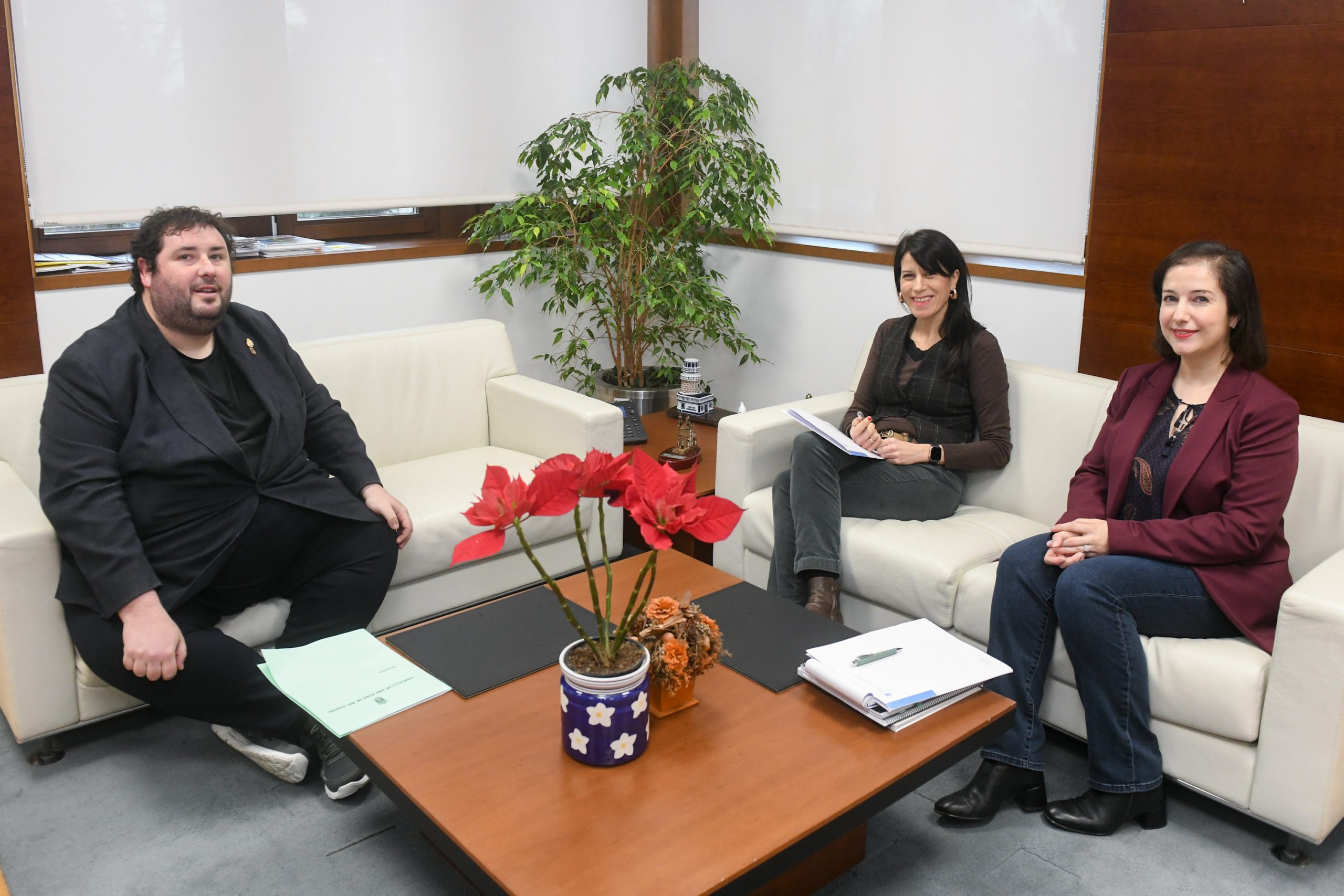 A conselleira María M. Allegue mantén un encontro de traballo co alcalde de San Xoán de Río