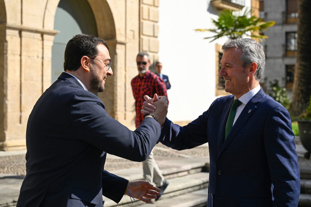 Rueda destaca en el foro “Encuentros en el Eo” la importancia de la colaboración público-privada para ayudar a resolver la cuestión de la vivienda