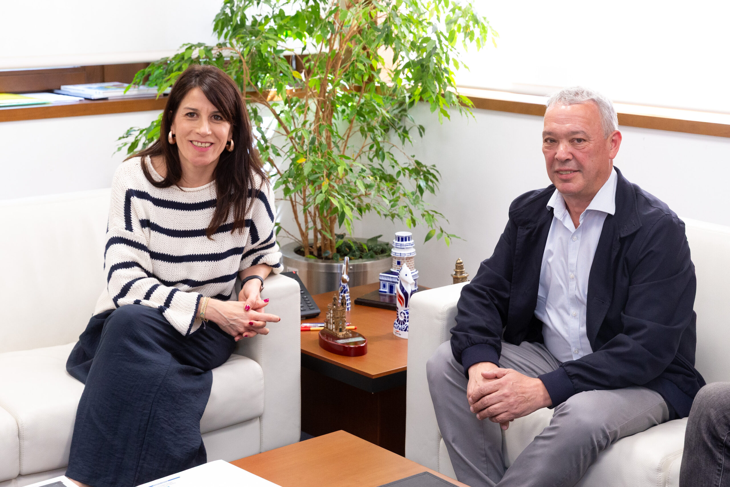 A conselleira María M. Allegue mantén unha reunión co alcalde da Fonsagrada