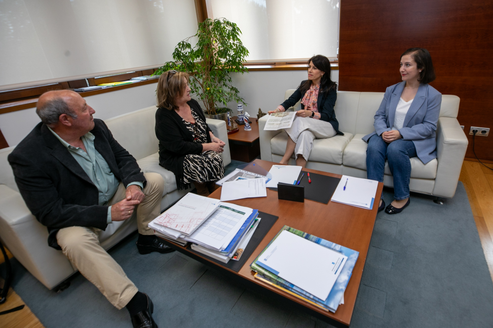 A conselleira de Vivenda e Planificación de Infraestruturas mantén unha reunión coa alcaldesa da Bola