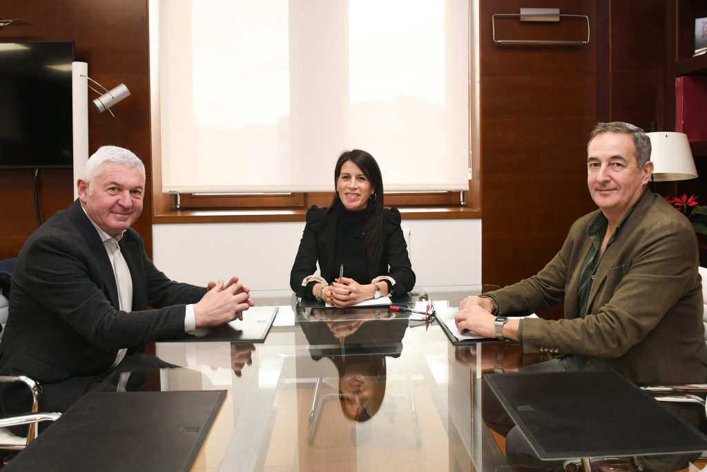 A conselleira María M. Allegue mantén un encontro de traballo co alcalde de Xermade