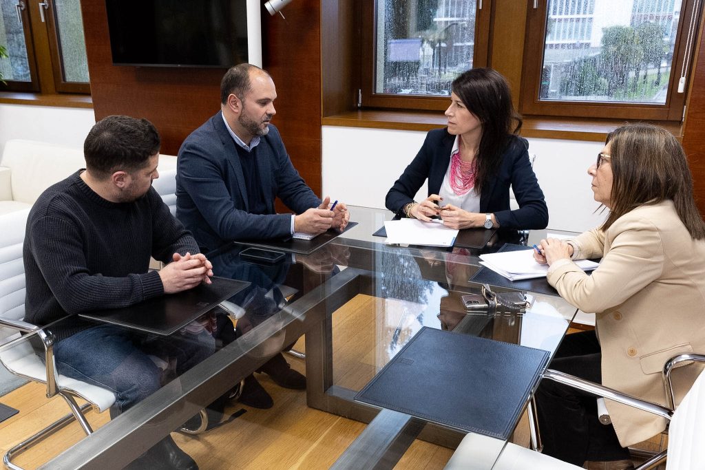 A conselleira María Martínez Allegue mantén unha reunión de traballo co alcalde de Pontedeume