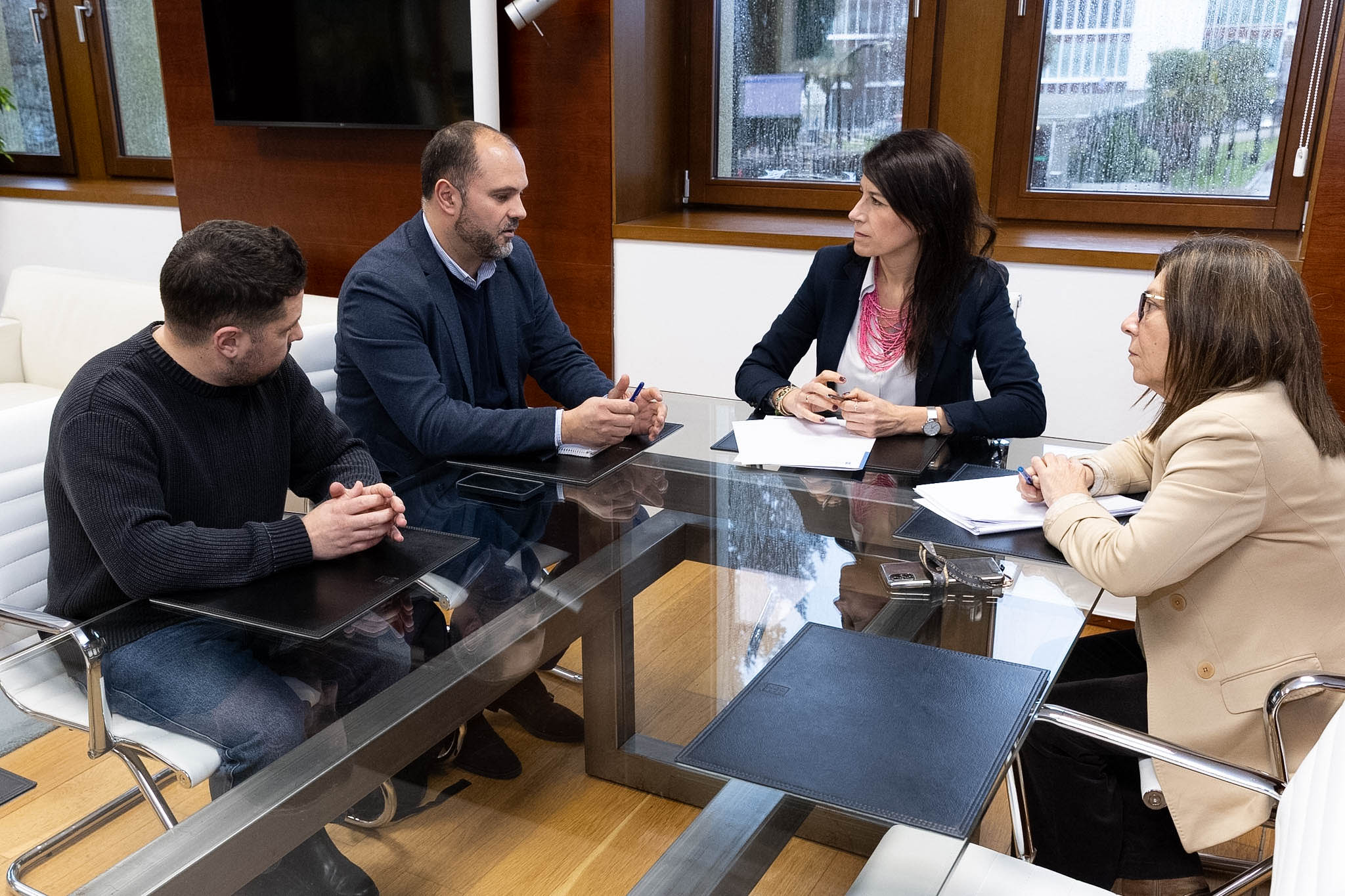 A conselleira María Martínez Allegue mantén unha reunión de traballo co alcalde de Pontedeume