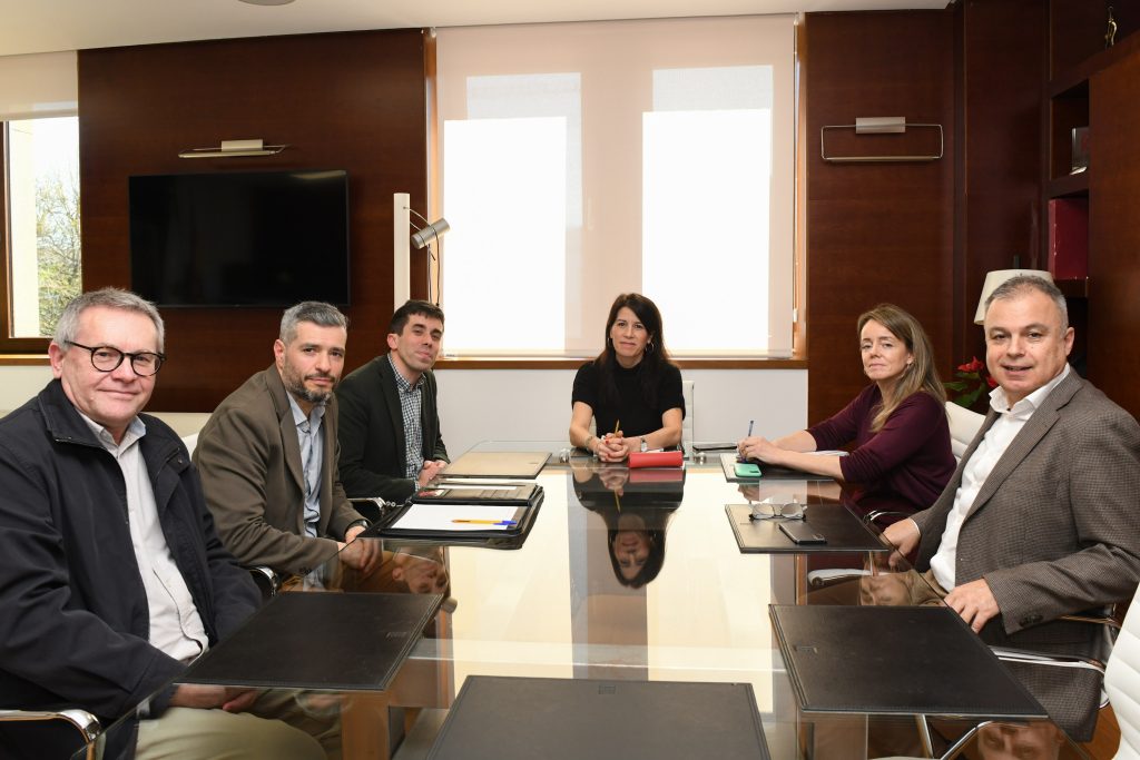 A conselleira María M. Allegue mantén un encontro co director da Escola de Enxeñaría de Camiños da Universidade da Coruña