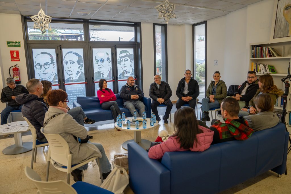 A conselleira de Vivenda e Planificación de Infraestruturas destaca as medidas destinadas a facilitar o acceso á vivenda, nun encontro con xente nova en Mondariz