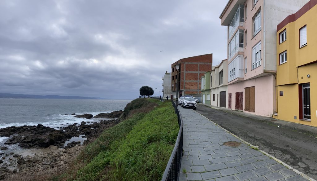 A Xunta licita por máis de 310.000€ as obras de demolición dun inmoble sen rematar e construído de xeito ilegal no paseo de Corbeiro, en Fisterra
