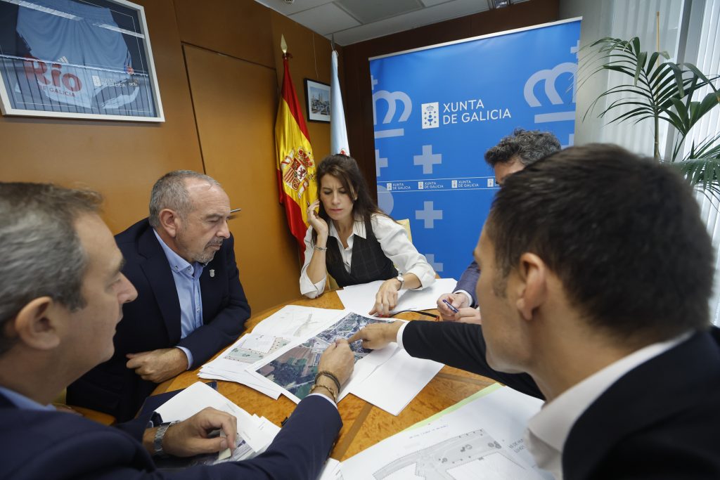 A conselleira María M. Allegue mantén unha reunión de traballo co alcalde de Láncara