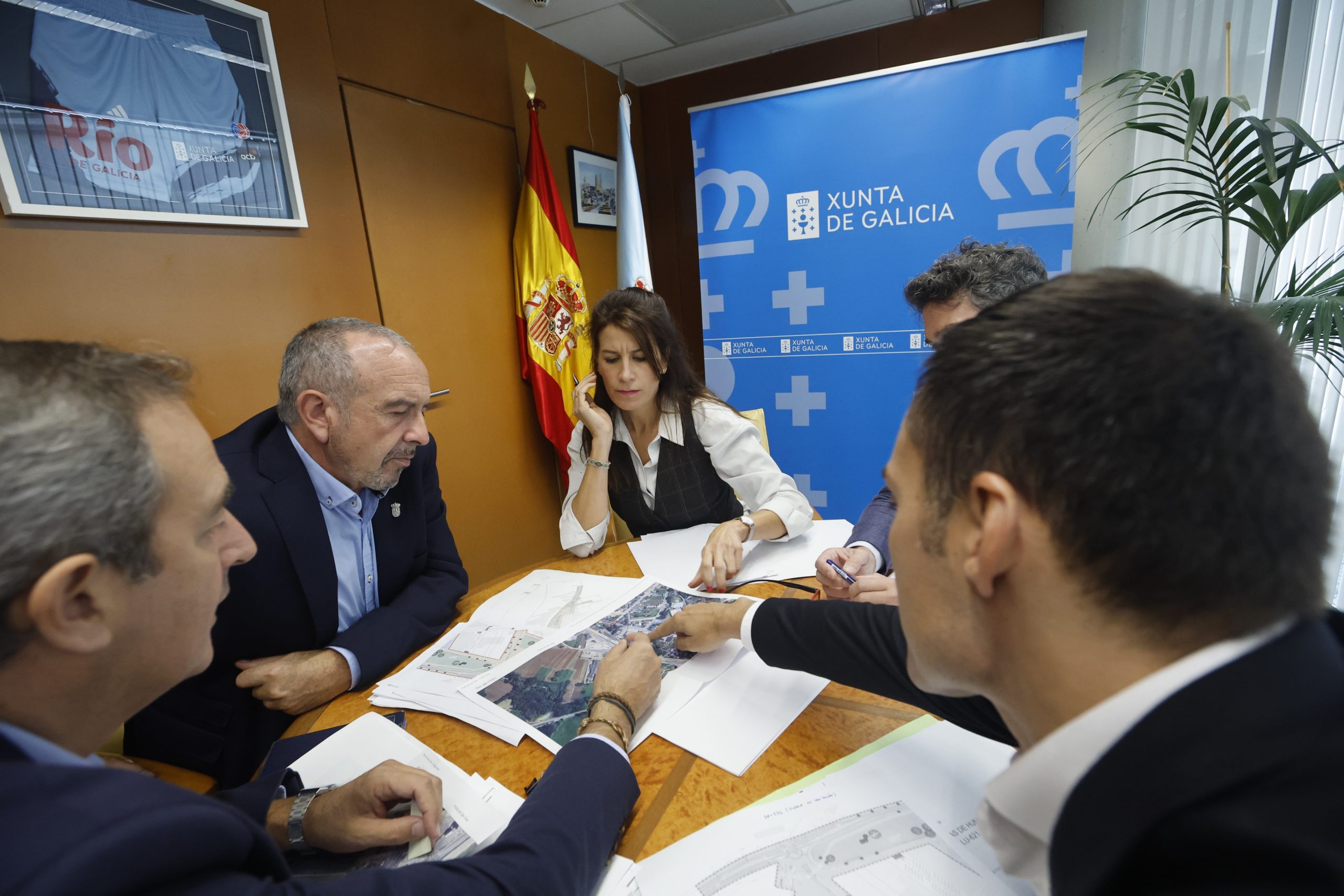 A conselleira María M. Allegue mantén unha reunión de traballo co alcalde de Láncara