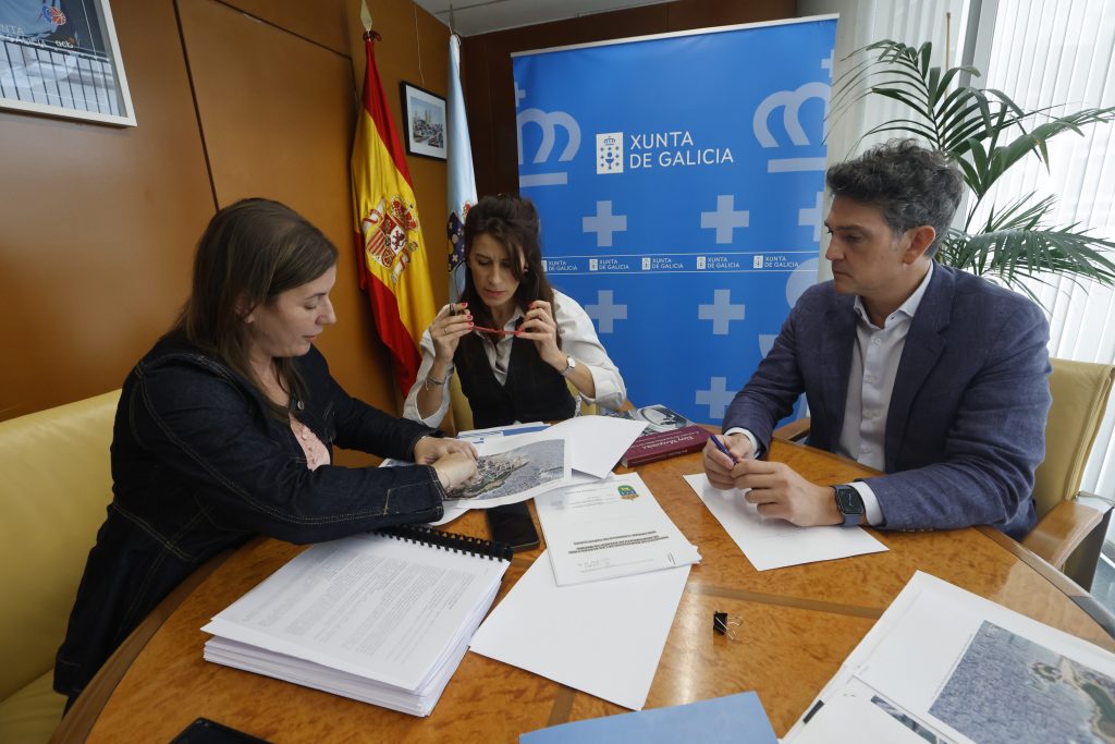 A conselleira María Martínez Allegue mantén unha reunión de traballo coa alcaldesa de Cervo