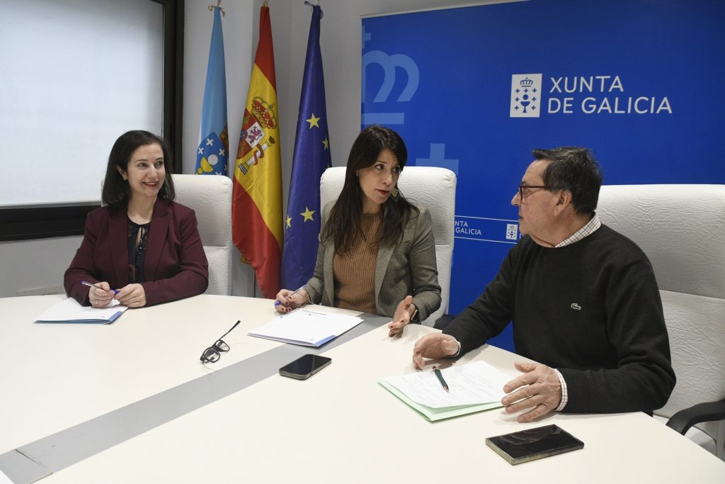 A conselleira María M. Allegue mantén unha reunión co alcalde de Carballeda de Avia