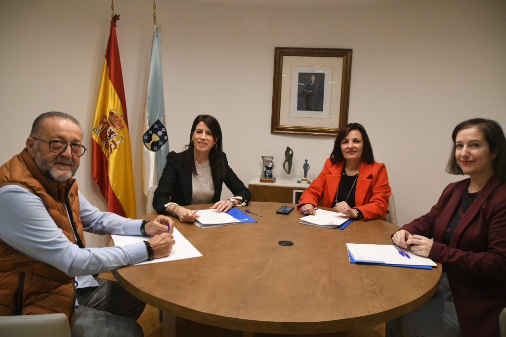 A conselleira María Martínez Allegue mantén unha reunión de traballo co alcalde da Merca