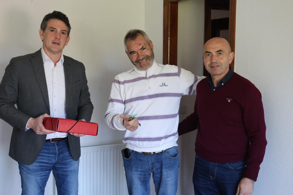 A Xunta entrega en réxime de alugueiro unha vivenda de promoción pública no municipio de Begonte