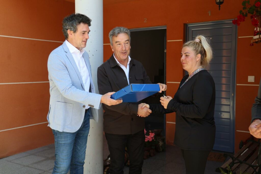 A Xunta entrega dúas vivendas de promoción pública no concello da Pastoriza