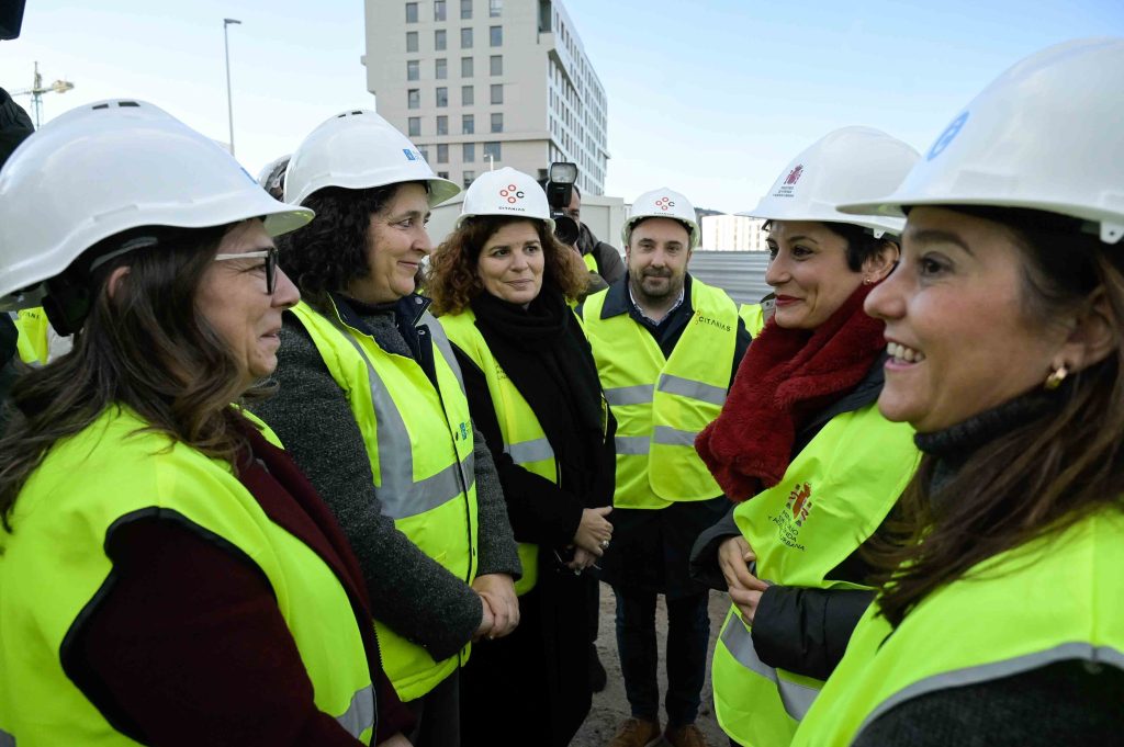 A delegada da Xunta na Coruña asiste ao inicio de obra dun novo edificio de 50 vivendas de promoción pública en Xuxán