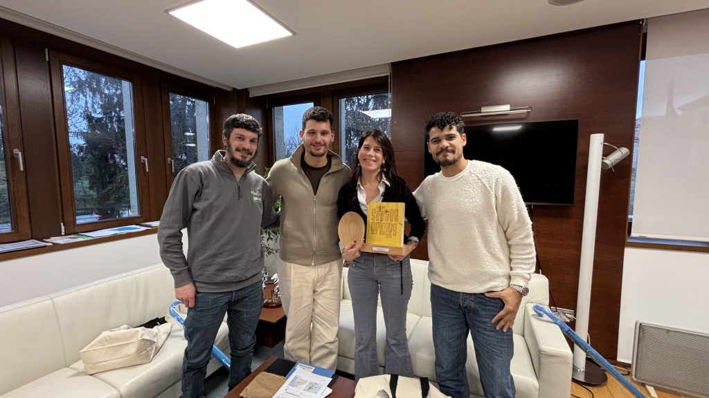 A conselleira Allegue reúnese cos tres mozos galegos que foron recoñecidos nos Premios Sector Oficios